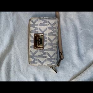 Wallet/wristlet